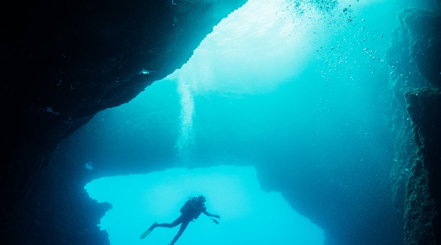 🐟 The Blue Hole in Dwerja, Gozo, is one of the most popular scuba dive sites in the Maltese Islands. It may be reached by walking over ancient coralline limestone rocks with rough surfaces and some sharp edges. From the shore a shallow-water shelf leads out to an abrupt drop that is the Blue Hole. This natural rock formation resembling an upright tube has been carved out by thousands of years of wind and wave power 🌊