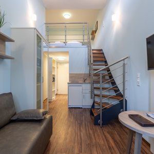 Trip Inn Residence City Center 
Ein neues Apartmenthaus direkt am Main
Wohnen in zentraler Lage, auf Wunsch mit Balkon (mit Blick auf den Main). Direkte Anbindung an die öffentlichen Verkehrsmittel, gastronomische Vielfalt in direkter Nachbarschaft.