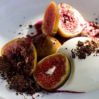 Figues pochées au vin rouge, chocolat et mousse au mascarpone