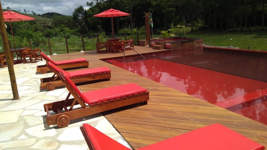 A única piscina aquecida e vermelha da região!