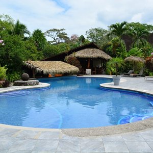 Pool, Bar und Essbereich
