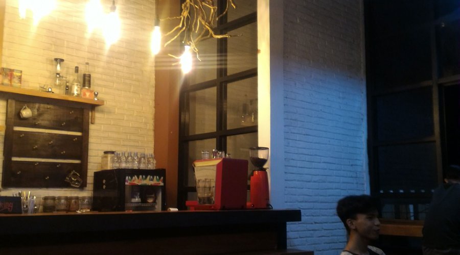 Menikmati secangkir kopi toraja di Letter eL Cafe