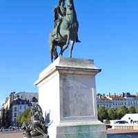 Statue Equestre de Louis XIV - работа мастера Франсуа-Фредерика Лемо занимает центральное место на площади Белькур в Лионе