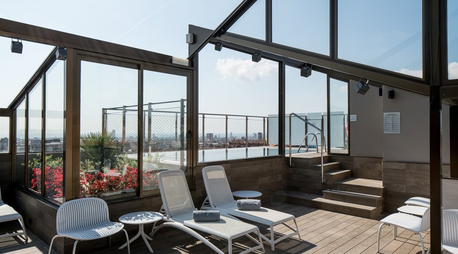 Piscina y solarium