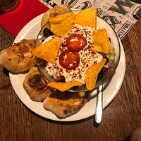 Sałatka El Toro Diabolo i bułeczki.