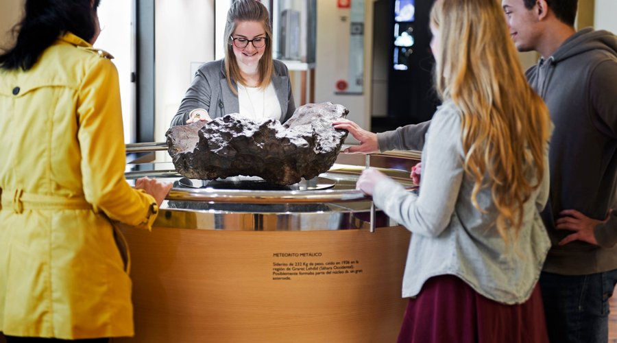 El Museo cuenta con una importante colección de meteoritos procedentes de África Noroccidental. Entre los que se exhiben, destaca un siderito de 232 kilos, el mayor de los encontrados hasta ahora en el Sáhara.