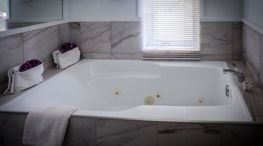 Chalet Le Voyageur :   bain tourbillon pour bien se détendre après une journée de plein air.