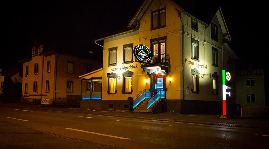 Easy to find even at night.

Auch in der Nacht leicht zu finden.