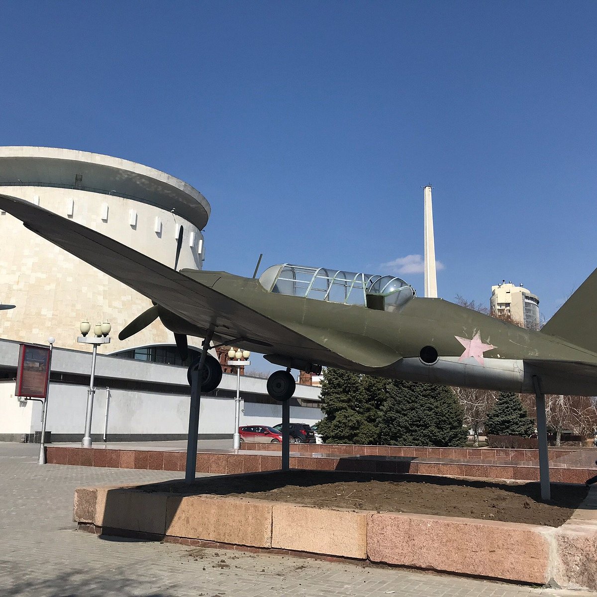 Самолет волгоград. Памятник самолету Су-2 в Волгограде. Памятник самолет Волгоград. Памятник 2 самолета Су. Памятник самолёту ли-2 (Байконур).