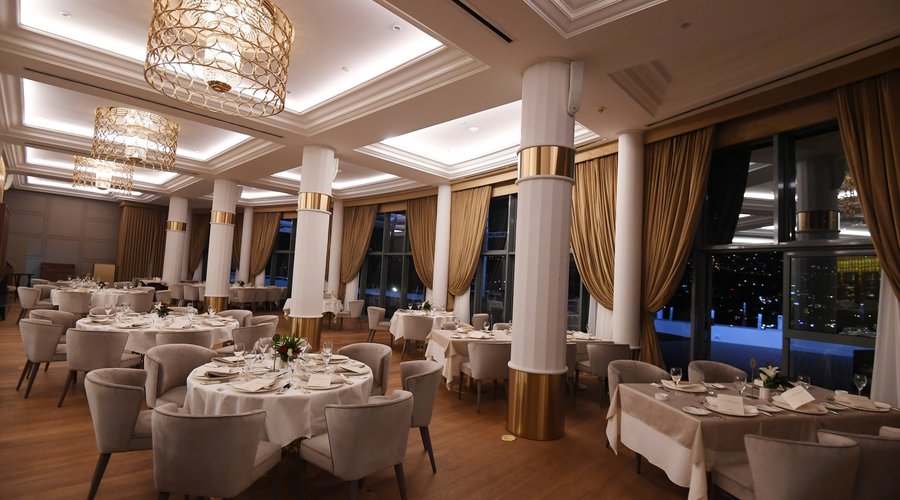 Enjoy a sumptuous culinary experience at La Martingale restaurant.