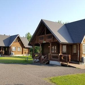 一共有14楝木屋，屋與屋之間有些距離，上幾級樓梯才到門口，私穩度好