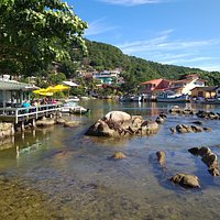 Vista do restaurante com sombreiros amarelos