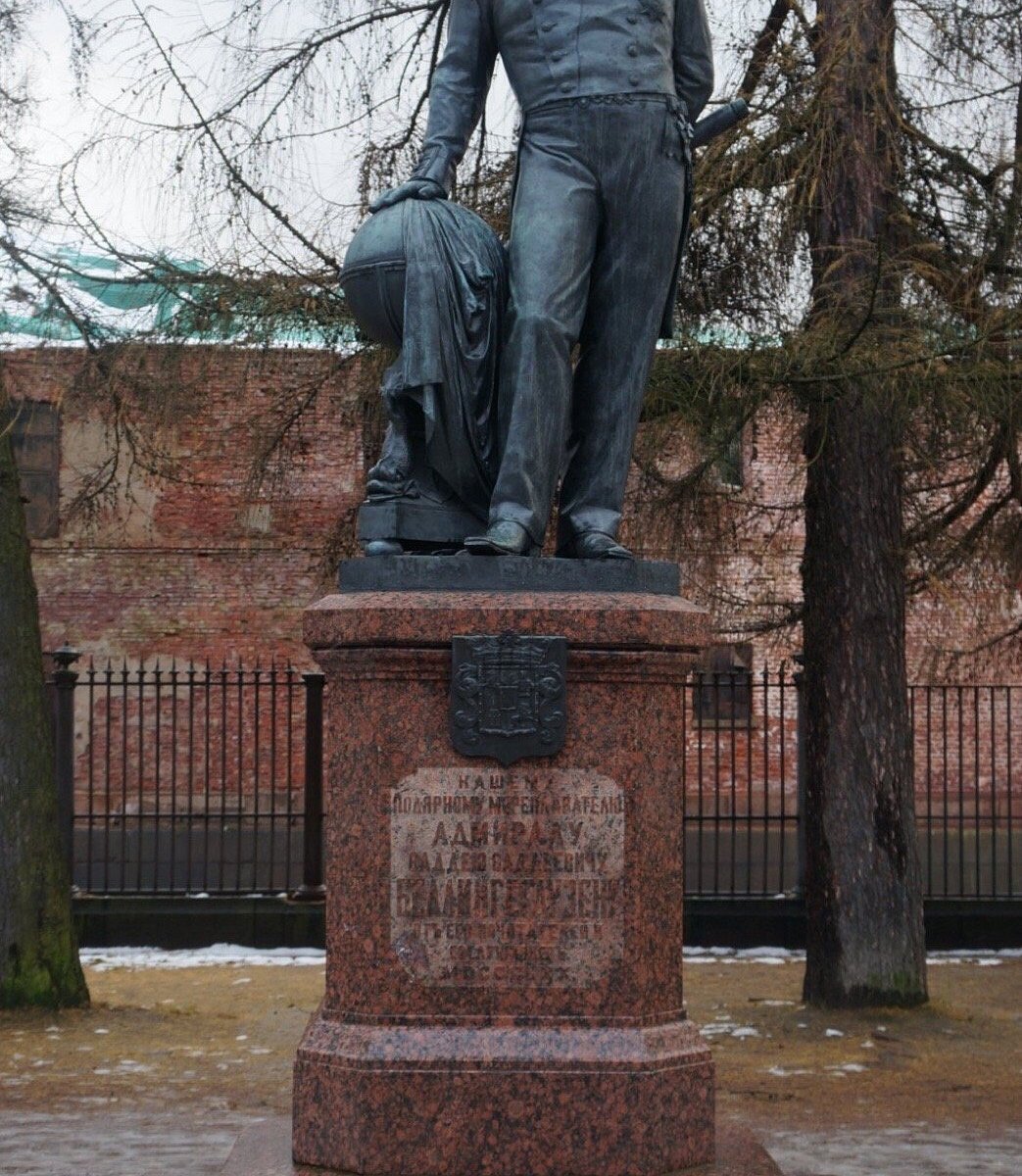 Памятник ф. ф. Беллинсгаузену