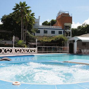 Jacuzzi ubicado en el área de la piscina