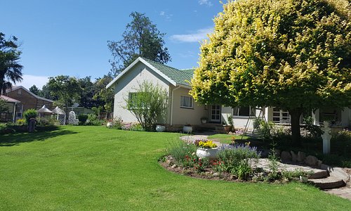 We offer 22 en-suite rooms, some in houses, and the others are cottages spread throughout Bella Rosa’s beautiful gardens. The options include the historic Sandstone House (4 rooms), art deco Garden House (4 rooms), modern Fauna House (4 rooms) and 8 Cottages, one of which is a self-catering 2-bedroom house.