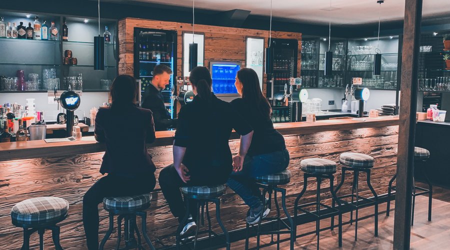 8 Sorten Bier vom Fass! Cocktails und Drinks an der Bar.