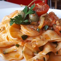 Pappardelle domowe Gamberi e Zucchinr