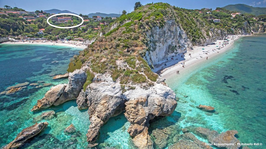 Hotel e il mare delle due spiagge vicine