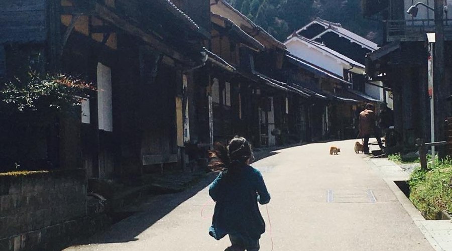 石見銀山の町並み、地元のこども。
なわとびをもって走っちゃう。春はウキウキしちゃう。