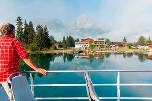 Blick vom Schiff auf das Hotel