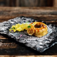 Donut de foie micuit con manzana de Girona caramelizad y vainilla