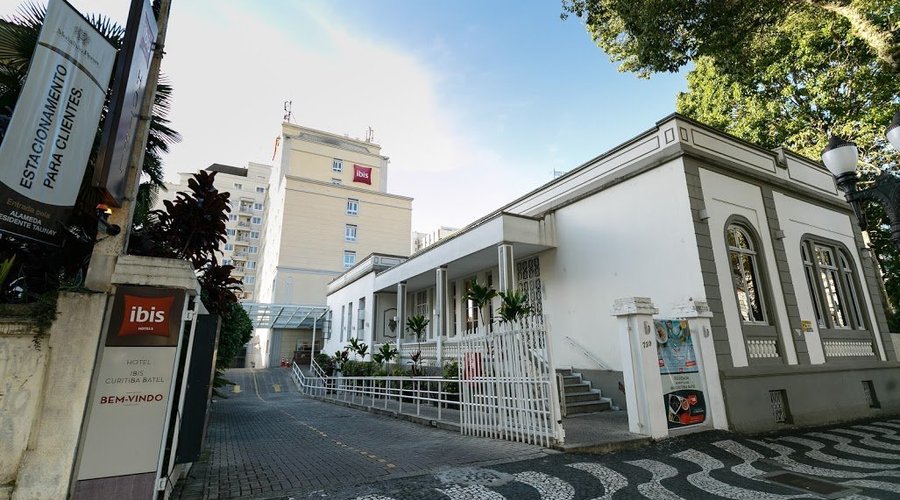Entrada Ibis Curitiba Batel