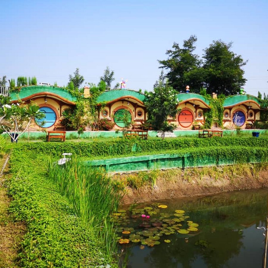 Rumah Hobbit Paraland Resort - Farmhouse Susu Lembang ...