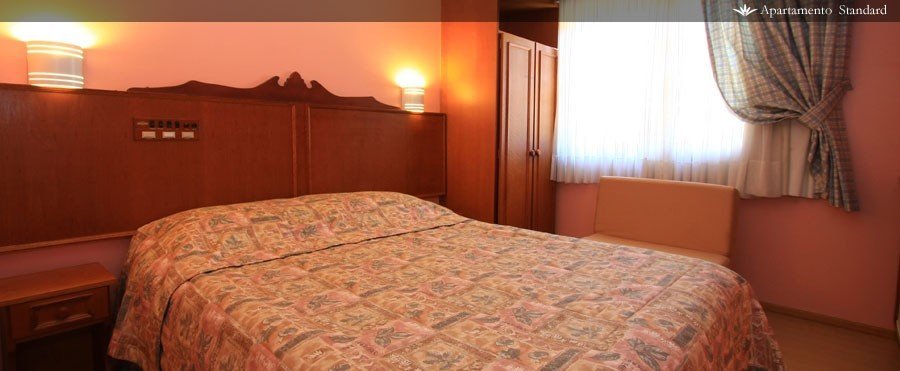 Apartamento Duplo/Standard com Cama de Casal. 
Apartamento equipado com cama de casal, banheiro privativo, piso laminado, telefone, TV LED, frigobar, ventilador de teto e calefação.