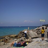 la playa.....a la derecha la subida al restaurante