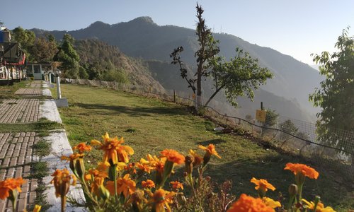 This place gets lighted beautifully with the first ray of sun. Photograph clicked at 06:15 in the morning. Please location.