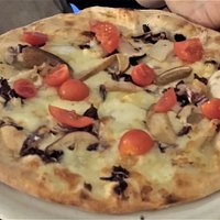 Pizza con funghi e pomodorini.
