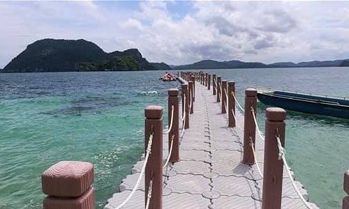 เกาะกุลา ตั้งอยู่ในอำเภอสวี จังหวัดชุมพร ในพื้นที่ความดูแลของอุทยานแห่งชาติหมู่เกาะทะเลชุมพร มีกิจกรรมดำน้ำตื้น พายเรือคายัค ซึ่งสามารถพายเรือรอบเกาะได้ นอกจากนี้เกาะกุลายังมีบ่ออนุบาลเต่าทะเล