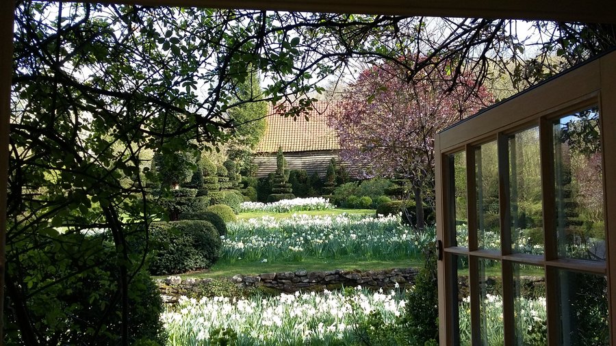 Vue du jardin par la porte de l'estaminet