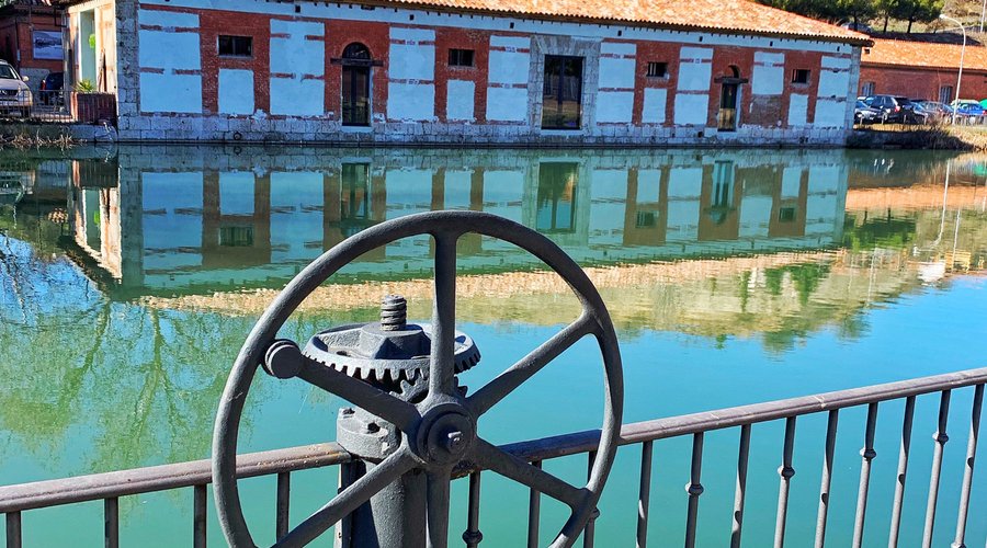 Estamos sobre las aguas de la Dársena del Canal de Castilla.