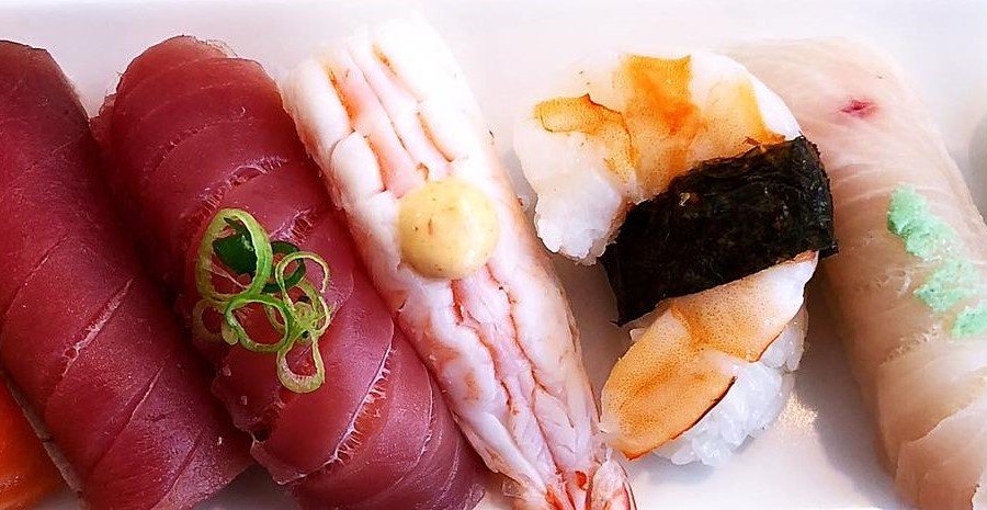 Nigiri Menu: laks hvidløg, laks purløg, tun tataki, tun forårsløg, rejer med spicy sauce, tigerrejer, kingfish wasabi og avocado nigiri 