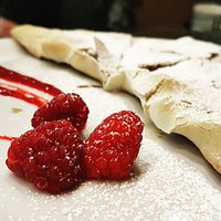 Schokolade-Banane-Calzone mit frischer Himbeersoße. Ein Gedicht!