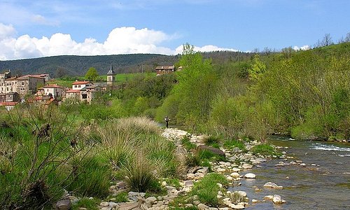 La rivière Sorgues passant au pied du village de Latour.