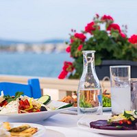 Many choices, ranging from fish to vegetarian dishes.