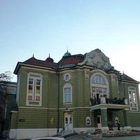Congress広場のBarianska Cesta通りの左手に見えます。