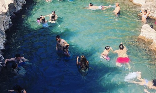 Pica, un oasis en la mitad del desierto. Sabías que el oasis de Pica se ubica en medio de dos acuíferos, según la delimitación hidrogeológica de la Dirección General de Aguas. Los acuíferos donde se encuentra el oasis son: La Pampa del Tamarugal, donde se ubica la comunidad de Matilla y Esmeralda y el acuífero de Pica, donde se encuentra la comunidad de Quisma y Pica. Según datos de los Derechos de Aprovechamientos de  Aguas (DAA), la demanda hídrica por parte de los agricultores en el acuífero