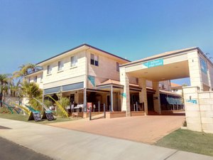 Kalbarri Edge Resort in Kalbarri, image may contain: Hotel, Villa, Hospital, City