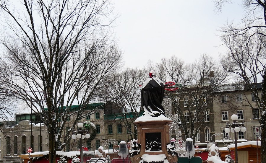 Maison Simons dans le Vieux-Québec (en face du Monument dédié au Cardinal Taschereau sur la Place de l'Hôtel de ville)