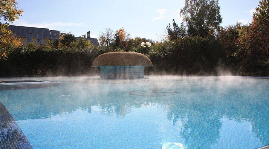 Entspannen Sie nach dem Schwimmen in unserem 34°C warmen Außenbecken. Neben einem Schwallpilz sorgen 18 Massagedüsen für Entspannung pur...