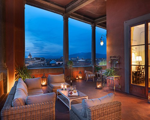 Wine fountain in the bar in the little plaza - Picture of Brunelleschi  Hotel, Florence - Tripadvisor