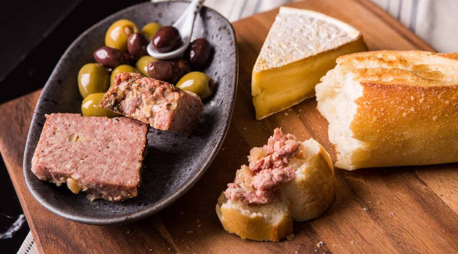 Bar à olives, comptoir de fromages et charcuteries