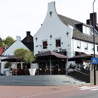 Midden in het centrum van Rhenen, aan een gezellig plein met uitzicht op de Cuneratoren, de fontein en de Rijn in de verte...