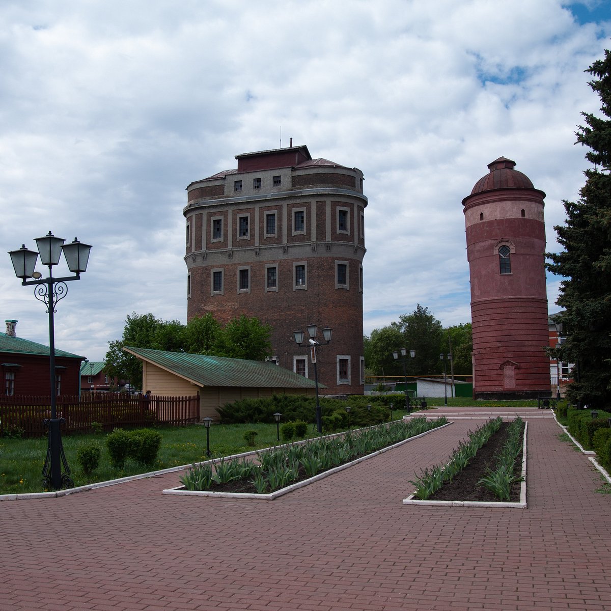 Поселок лев. Водонапорная башня Лев толстой. Поселок Лев толстой башни. П. Лев толстой водонапорная башня. Башня Лев толстой Липецк.