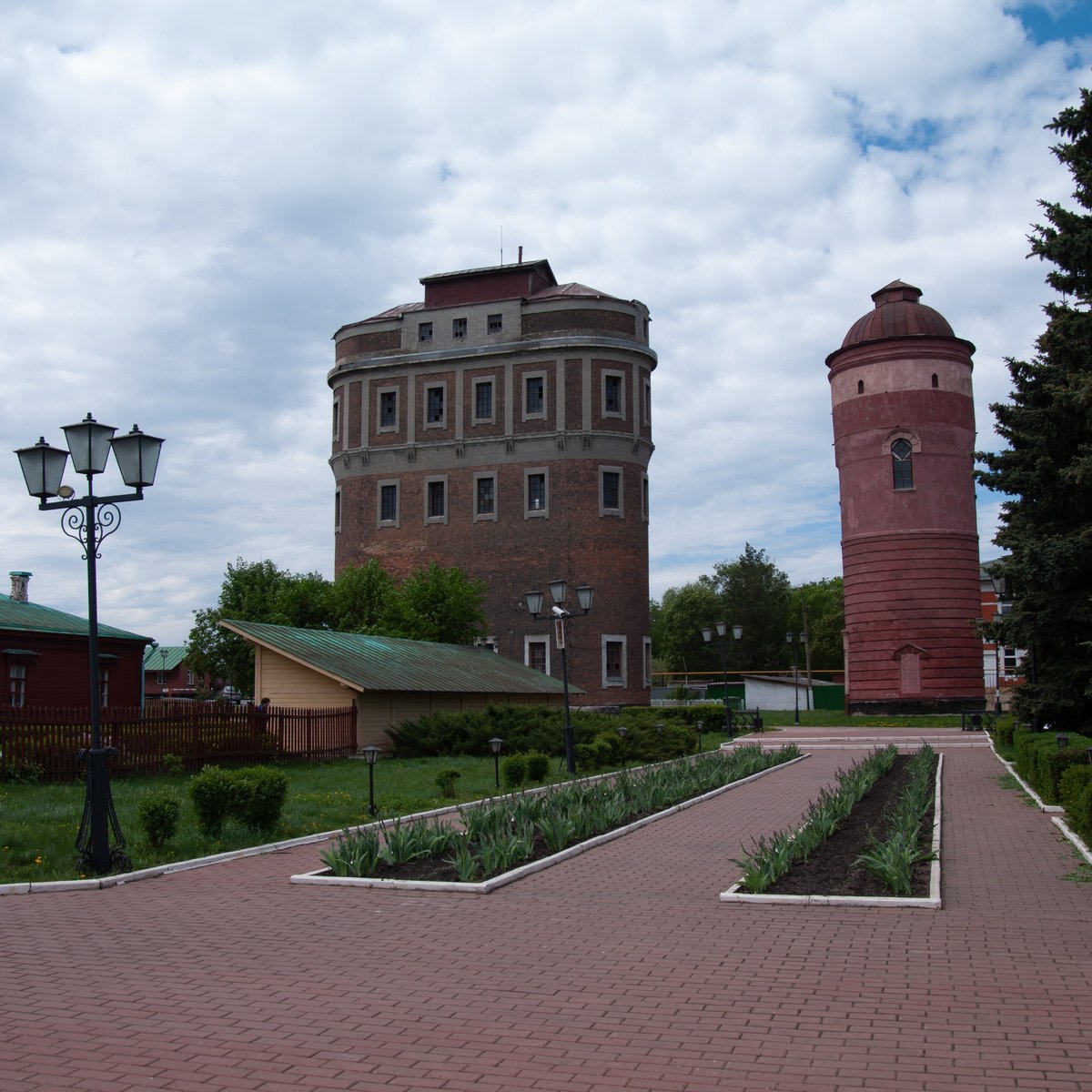 Поселок лев. Водонапорная башня Лев толстой. Поселок Лев толстой башни. П. Лев толстой водонапорная башня. Башня Лев толстой Липецк.