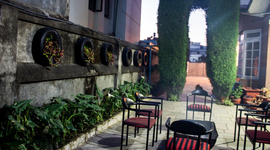 In one foot step escape the city and enter a natural atmosphere surrounded by garden full of flowers and plants. Feel youself at your own home sharing a breakfast with your friends and families.