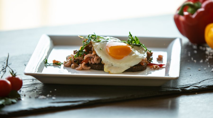 Rindfleischsalat mit Krabben auf Pumpernickel, dazu ein gebratenes Ei

Foto by sahnefoto